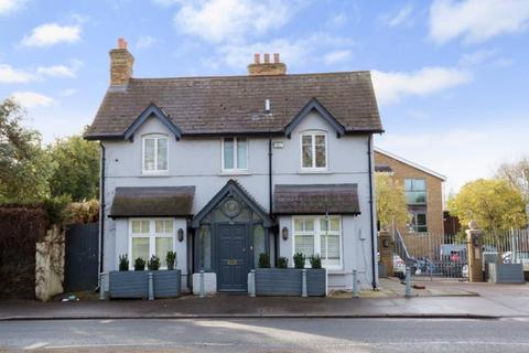 3 bedroom detached house to rent, Hampton Court Road, East Molesey KT8