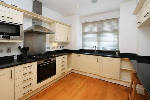 3 bedroom detached house to rent, Hampton Court Road, East Molesey KT8