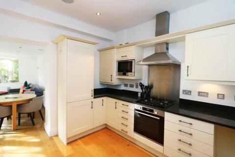 3 bedroom detached house to rent, Hampton Court Road, East Molesey KT8