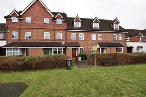 3 bedroom house to rent, Regents Mews, Horley