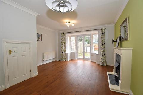 3 bedroom house to rent, Regents Mews, Horley