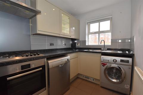 3 bedroom house to rent, Regents Mews, Horley