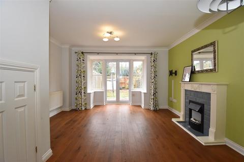 3 bedroom house to rent, Regents Mews, Horley