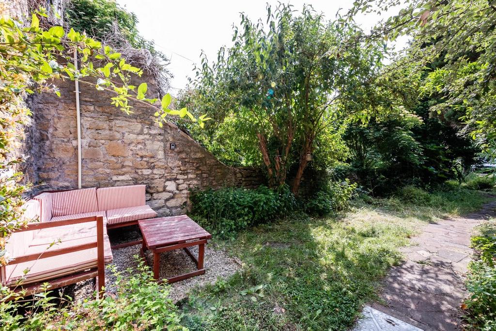 Basement Flat, 8 Kensington Place, Bath, BA1 6 AW-1