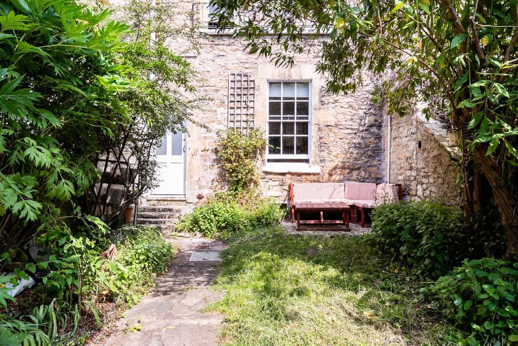 Basement Flat, 8 Kensington Place, Bath, BA1 6 AW-1