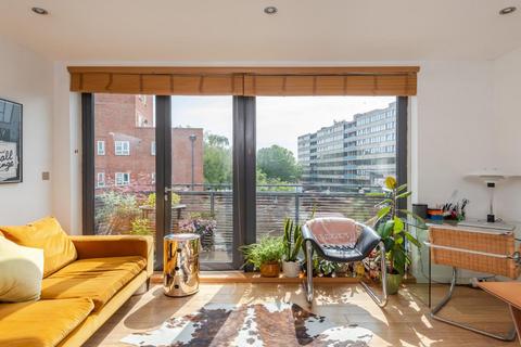 1 bedroom flat for sale, Broadway Market, London, E8