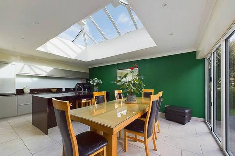 8 Radnor Close, Chislehurst, BR7 6SH
