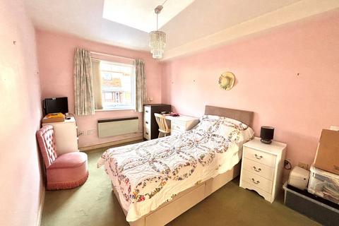 2 bedroom retirement property for sale, Fairhaven Court, Fairhaven, Egham, Surrey, TW20