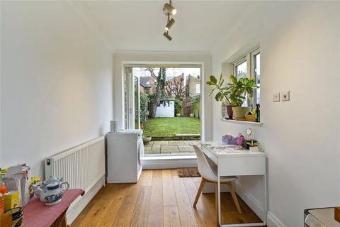 32 Avenue Road, Hampton, TW12 2BE