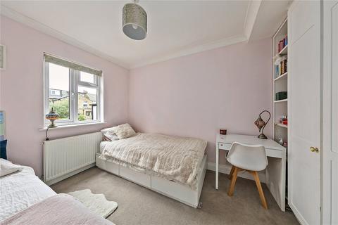 32 Avenue Road, Hampton, TW12 2BE