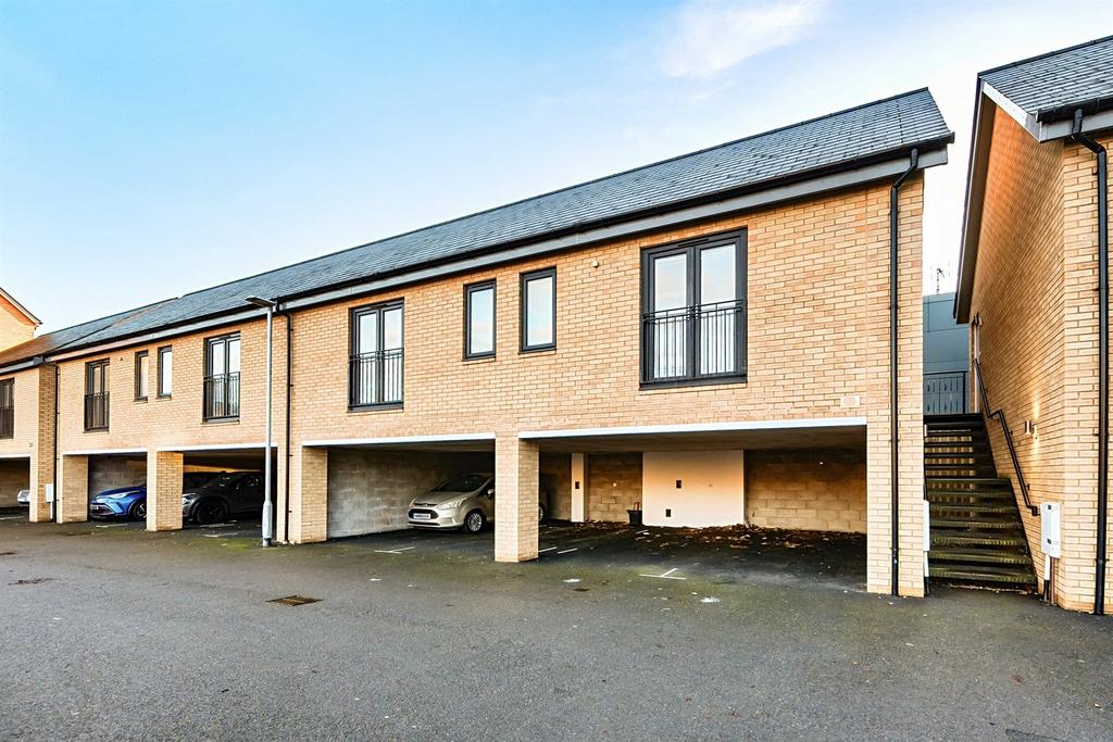 Ruston Close, Reading, RG2 2 bed maisonette - £1,600 pcm (£369 pw)