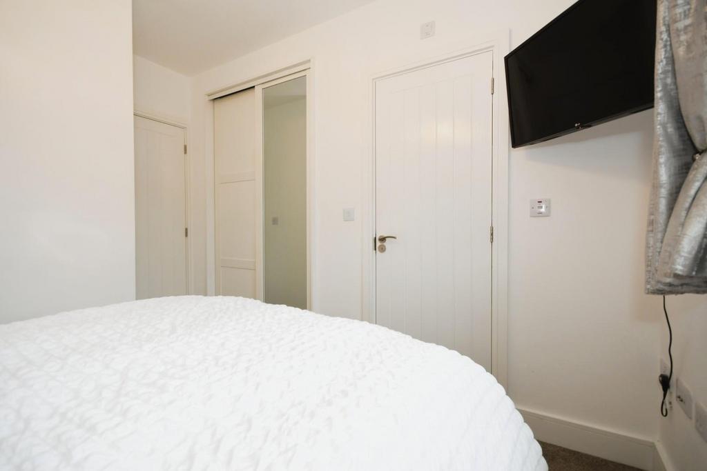 BED 1 03.jpg