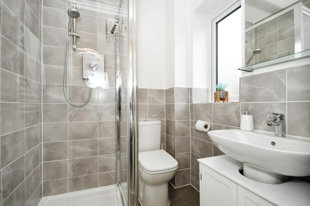 BED 1 ENSUITE.jpg