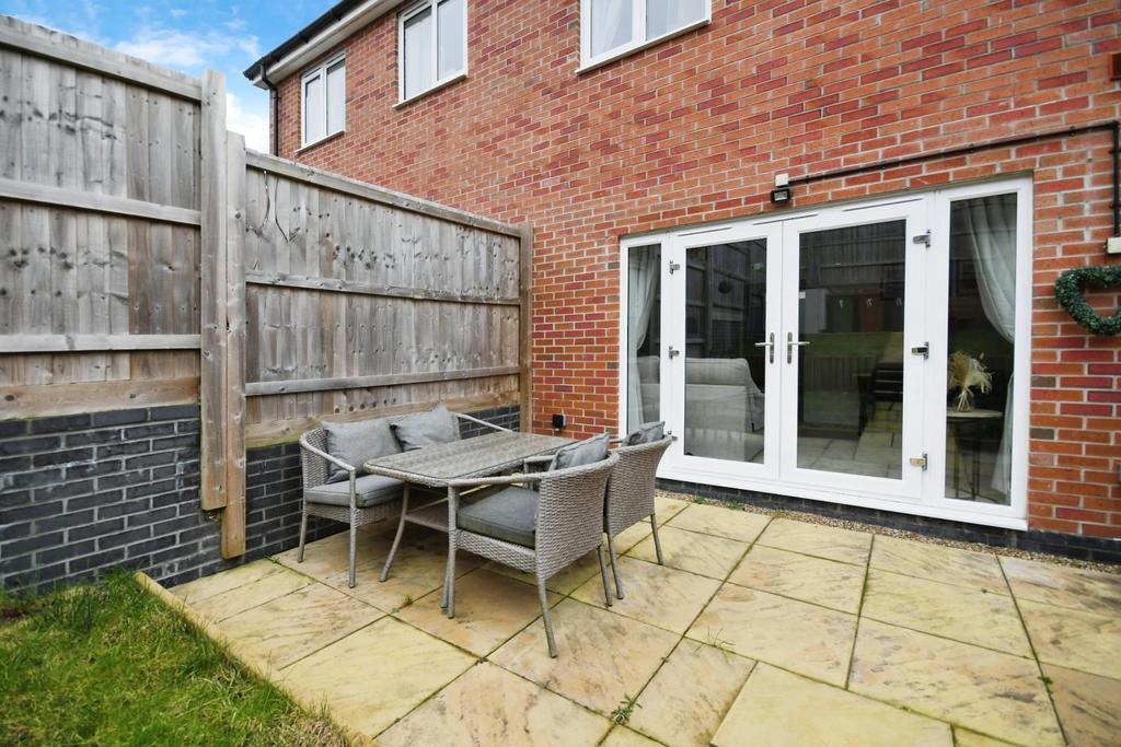 REAR GARDEN 01.jpg