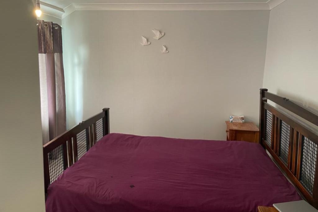 Bedroom 1 master (2)