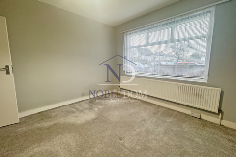 3 bedroom bungalow to rent, Eastmead Avenue, UB6, Greenford