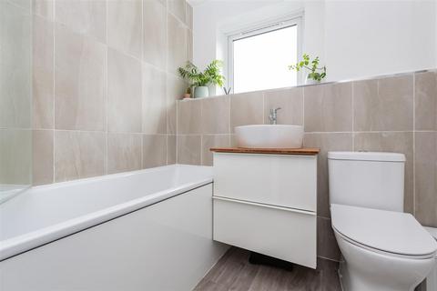118 Coltstead, New Ash Green, Longfield, DA3 8LW