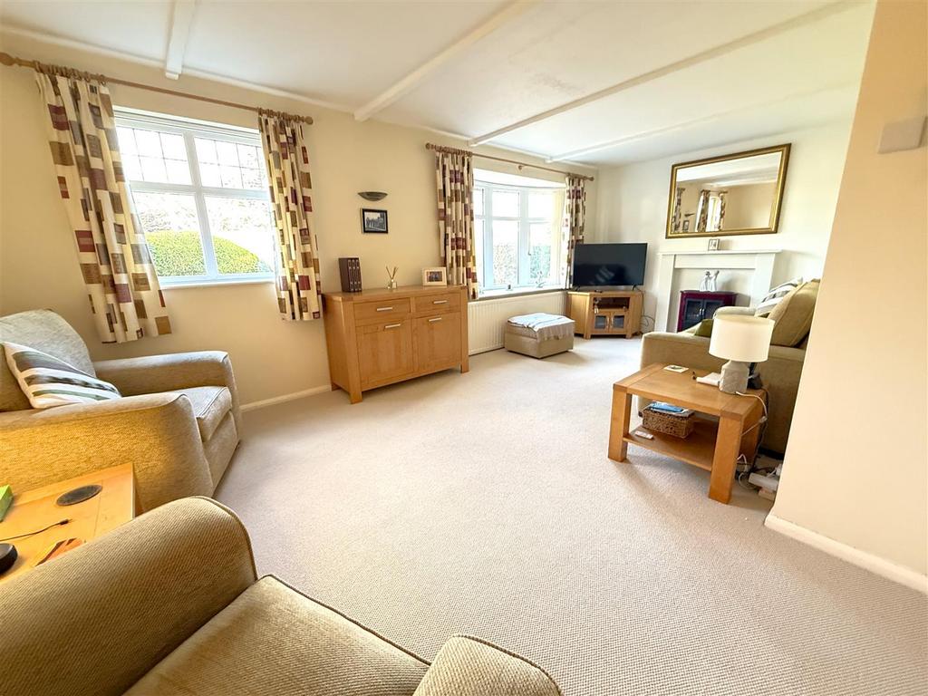 L shaped sitting/dining room