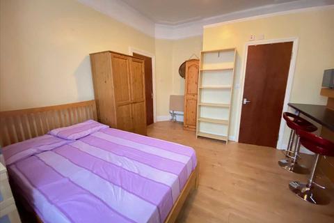 Studio to rent, Broughton Road, West Ealing