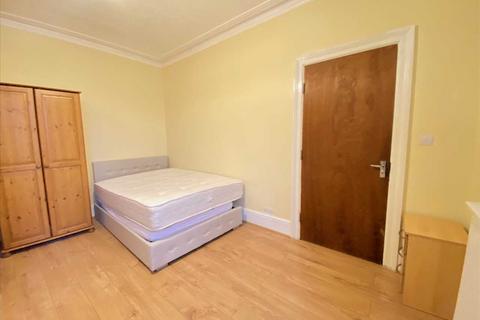 Studio to rent, Broughton Road, West Ealing