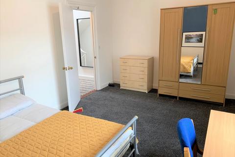 6 bedroom house to rent, Russell Street, City Centre,