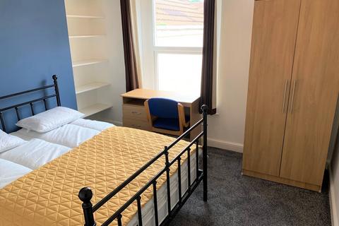 6 bedroom house to rent, Russell Street, City Centre,