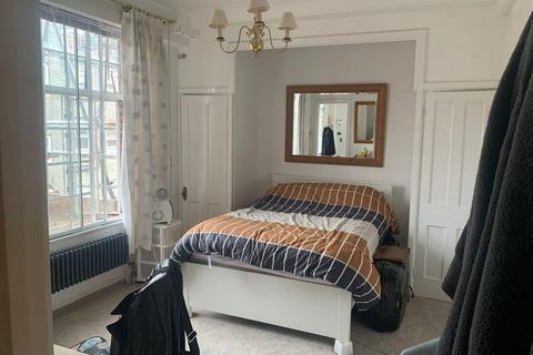 Studio to rent, London W1W