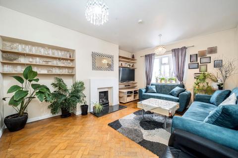 2 bedroom flat for sale, Carville Crescent, Brentford TW8