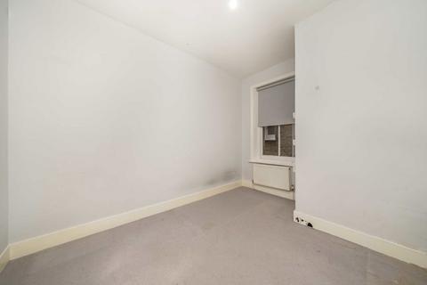 3 bedroom flat to rent, Richmond Road, Twickenham TW1