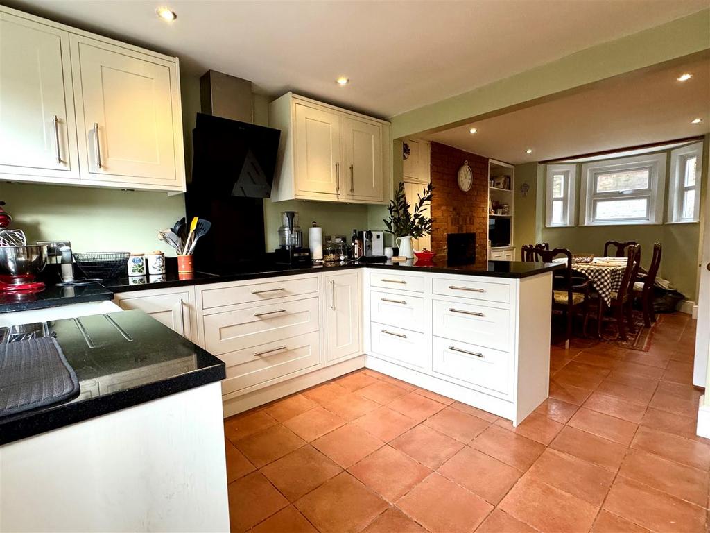 Kitchen 3.jpg