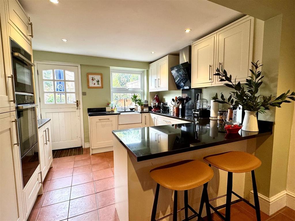 Kitchen granite.jpg