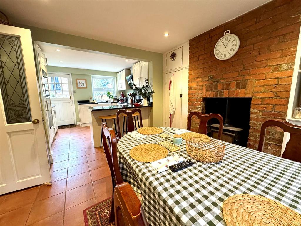 Kitchen 2.jpg