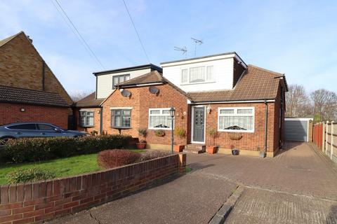 3 bedroom semi-detached house for sale, Wren Close, Leigh-on-Sea, SS9