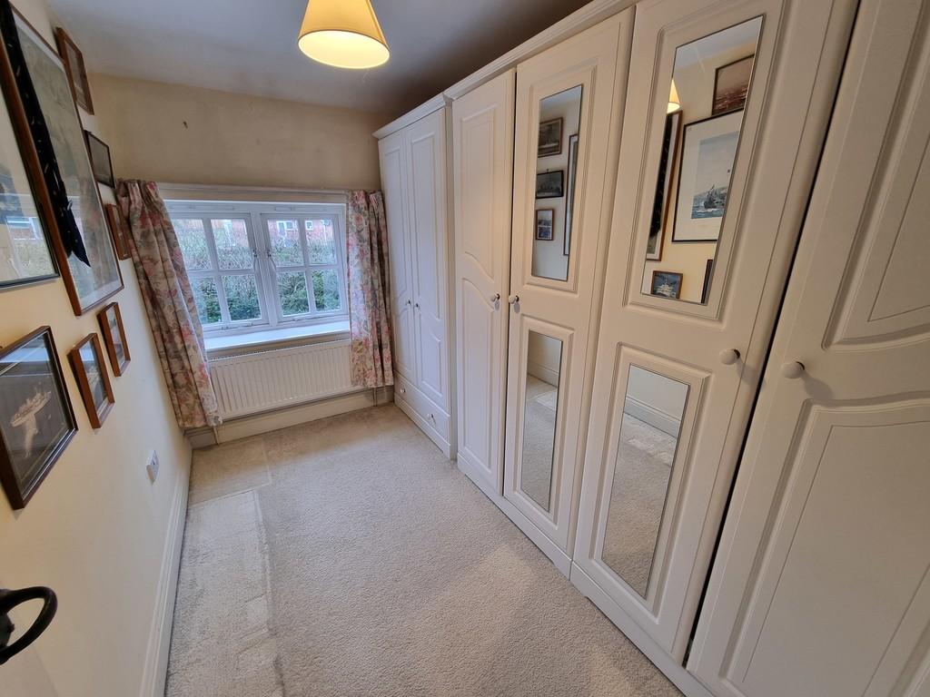 Bed 4 dressing room