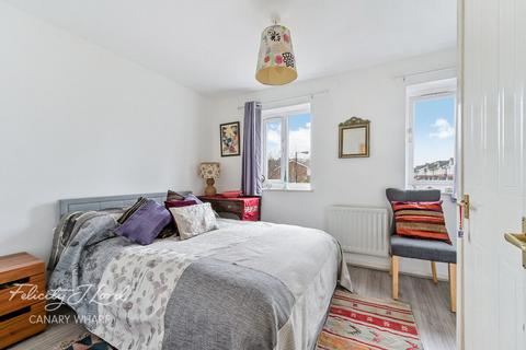 16 Dingle Gardens, London, E14 0DN