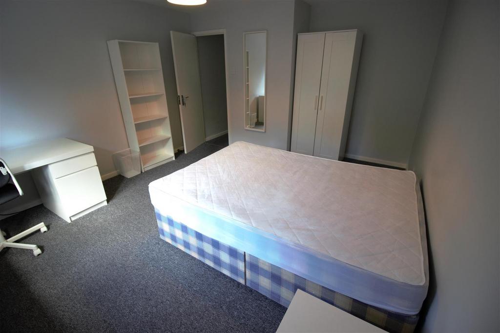 Bed 2.jpg