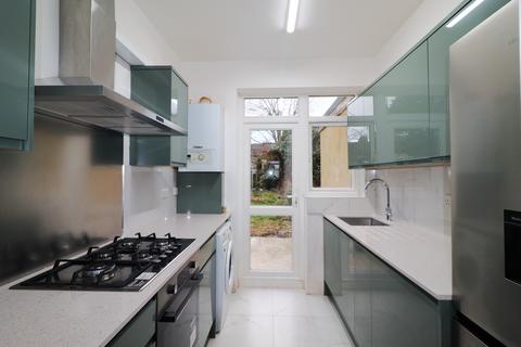 3 bedroom terraced house to rent, Eastern Avenue, Ilford IG2