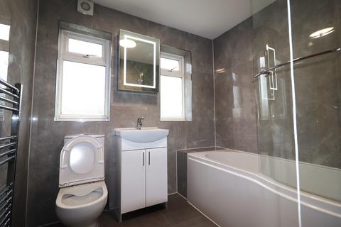 3 bedroom terraced house to rent, Eastern Avenue, Ilford IG2