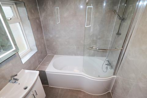 3 bedroom terraced house to rent, Eastern Avenue, Ilford IG2