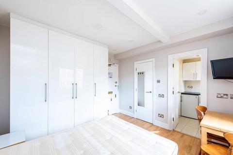 Studio to rent, Chelsea Cloisters, Chelsea, London, SW3