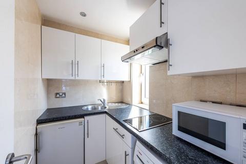 Studio to rent, Chelsea Cloisters, Chelsea, London, SW3