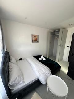 Studio to rent, Green Lane, Uxbridge UB8