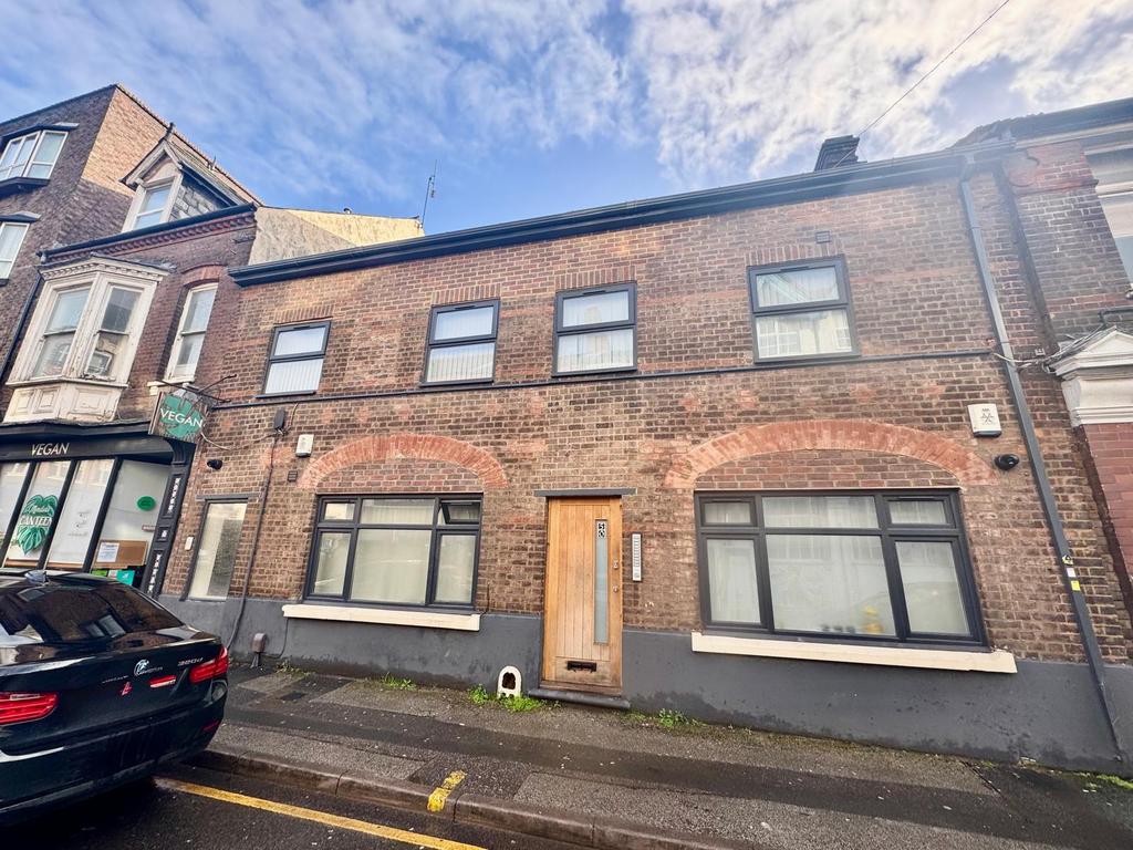 Freehold Investment Opportunity - 9-Bed HMO with