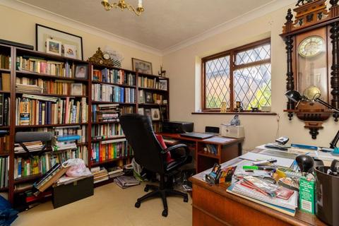 19 Overhill, Warlingham, CR6 9JR