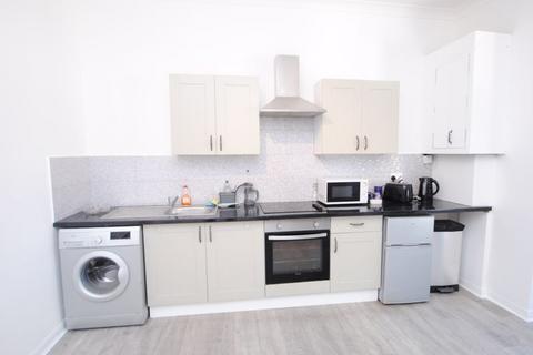 1 bedroom apartment for sale, * IDEAL 1ST PURCHASE * STONES THROW OF THE SEA & C2C STATION * Seaforth Road, Westcliff-On-Sea