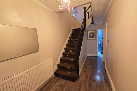 4 bedroom semi-detached house to rent, Bradford Road, Shipley, BD18