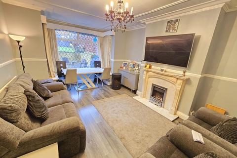 4 bedroom semi-detached house to rent, Bradford Road, Shipley, BD18