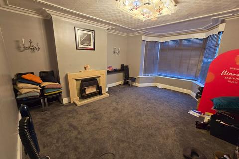 4 bedroom semi-detached house to rent, Bradford Road, Shipley, BD18