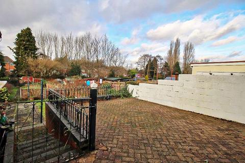 96 Ward Grove, Lanesfield, Wolverhampton, WV4 6PQ