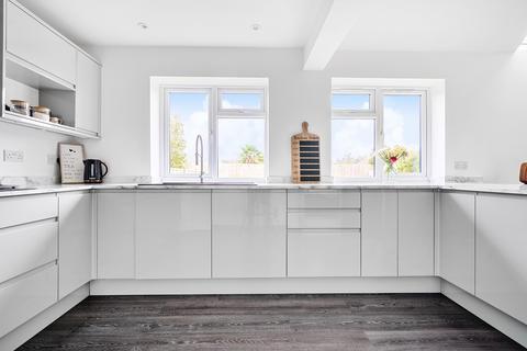 32 Wolverton Gardens, Horley, RH6 7LX